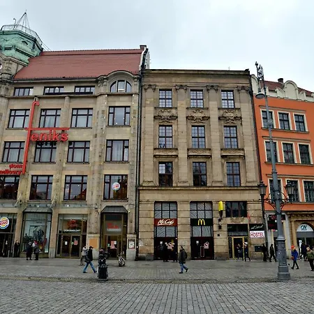 The One بيت شباب