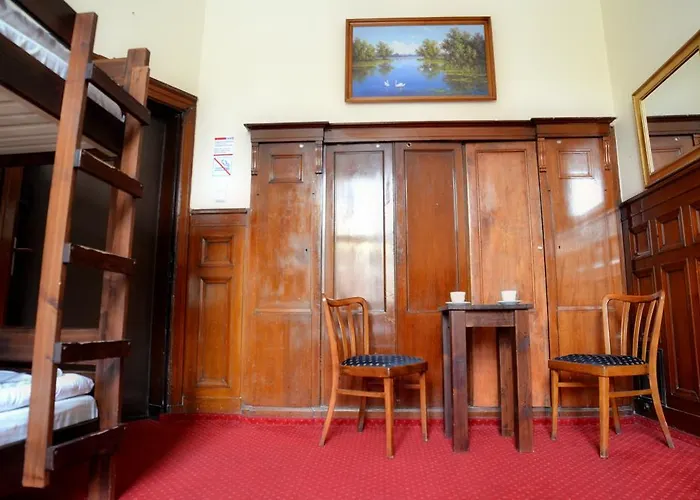 The One بيت شباب